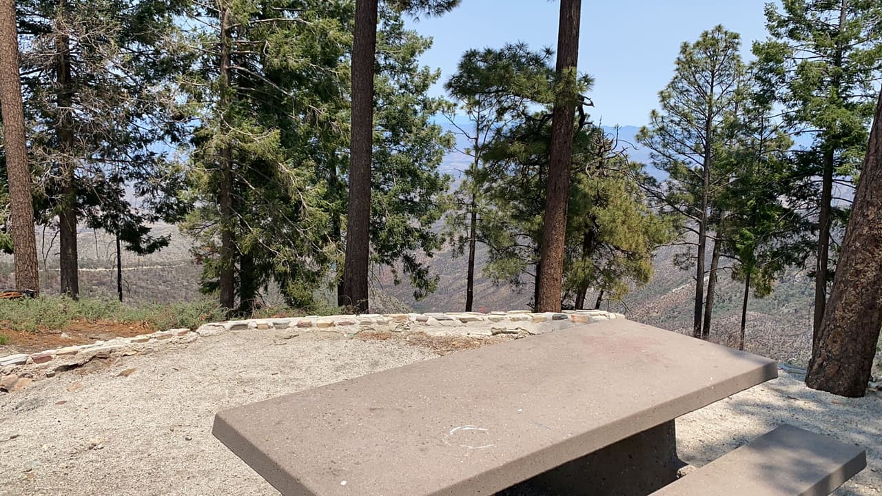 Muchos residentes suben los fines de semana para almorzar en sus mesas de campamento.