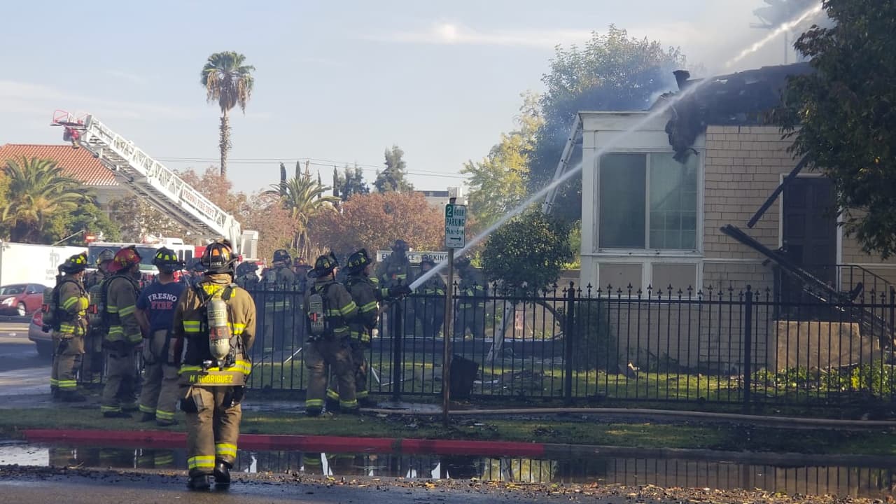 Un total de 10 bombas de agua y 3 camiones con escalera fueron requeridos para controlar este incendio.