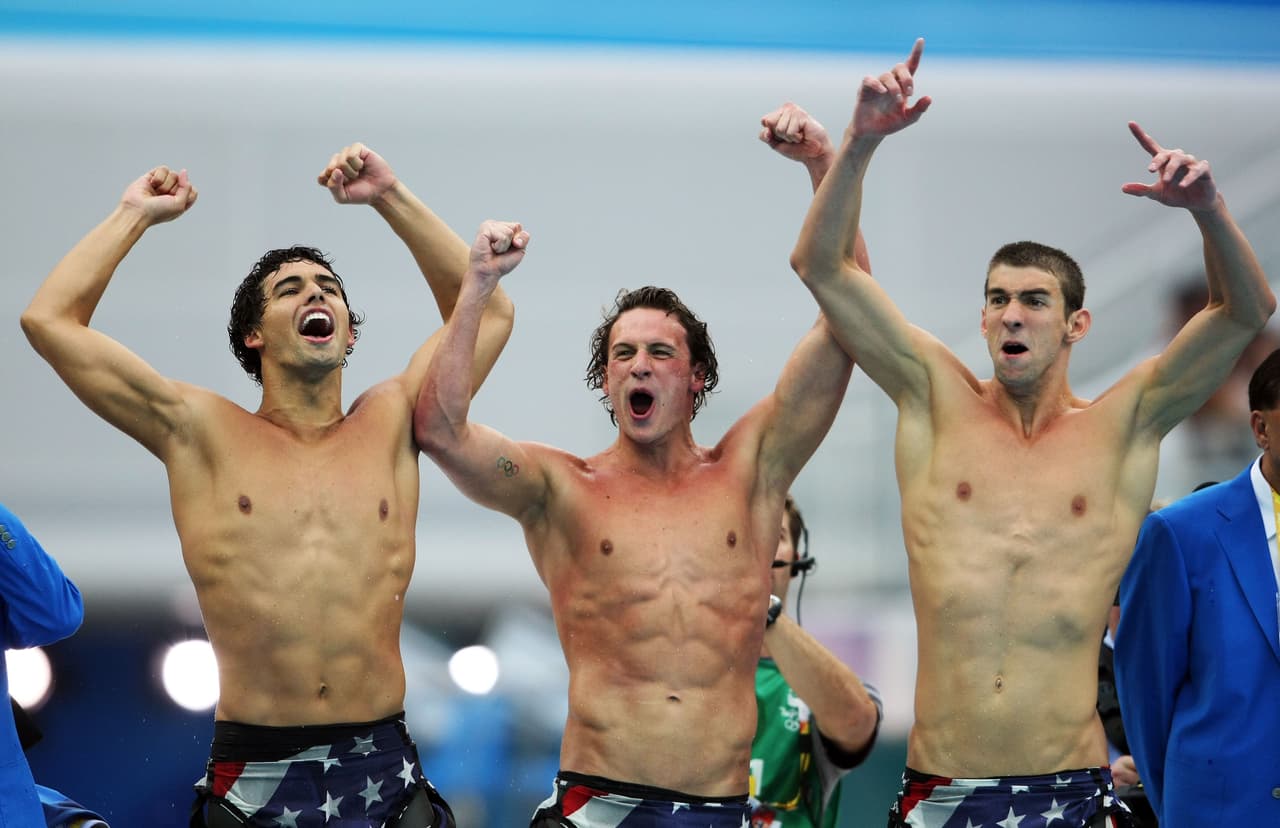 Por segunda olimpiada consecutiva, el equipo celebra el éxito en los 4 x 200 metros estilo libre.