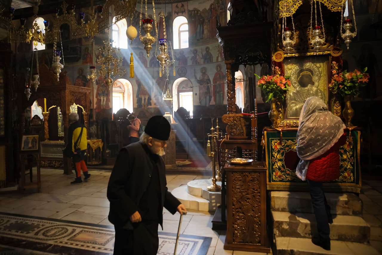 Creyentes ortodoxos visitan el Monasterio de Bachkovo durante la liturgia del Jueves Santo en Bachkovo, Bulgaria, el jueves 17 de abril de 2025.
<br>
<br>La razón de esta disparidad histórica en la fecha radica en el uso de diferentes calendarios: el gregoriano, adoptado por la Iglesia católica en 1582, y el juliano, que aún sigue vigente en la ortodoxia. 
<br>