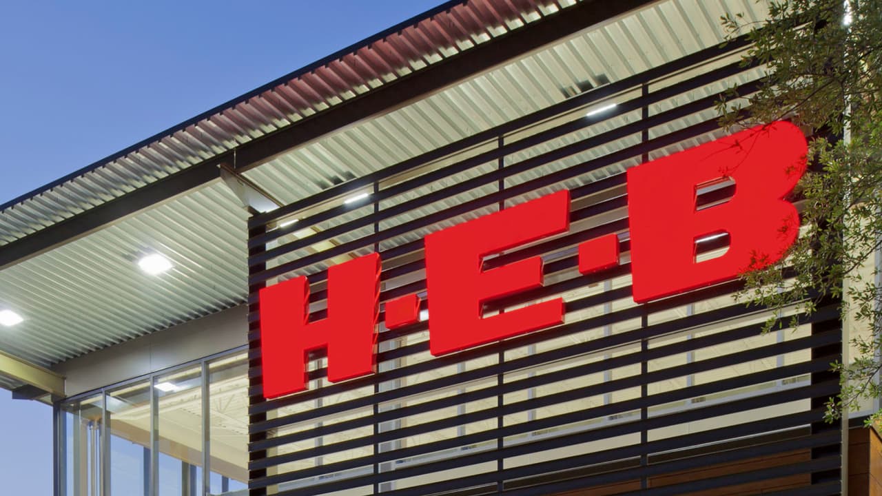 Algunos negocios como tiendas departamentales reaccionaron a la orden emitida por el mandatario e indicaron que en sus instalaciones se requerirá el uso de mascarilla. Tal es el caso de la cadena de supermercados 
<b><a href="https://www.univision.com/local/houston-kxln/los-supermercados-heb-continuaran-pidiendo-el-uso-de-las-mascarillas-en-texas-fotos">H-E-B</a></b>. 
<br>
