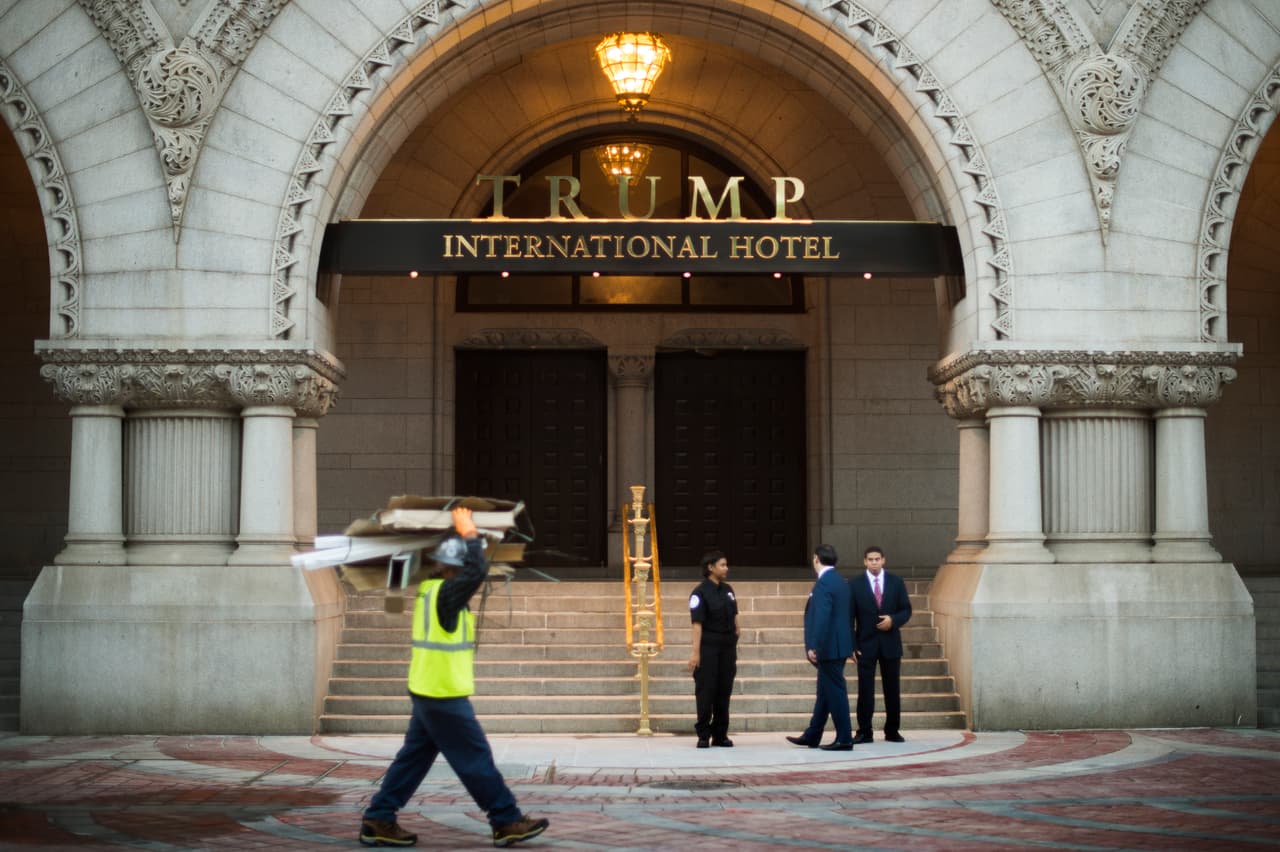 <b>Trump International Hotel Washington.<i> </i>Washington D.C.</b> El 
<i>Old Post Office Building</i>, antigua oficina de correos de Washington es un edificio del gobierno construido en 1899. Arrendado y restaurado por la organización Trump, un nuevo hotel de su cadena se inauguró en octubre pasado. Luego que Donald Trump asumiera la presidencia el 20 de enero de 2017, comenzó 
<b><a href="http://www.univision.com/noticias/politica/inquilino-y-propietario-donald-trump-enfrenta-su-mayor-conflicto-de-interes-con-su-hotel-en-dc">un conflicto denunciado por legisladores demócratas,</a></b> ya que el contrato de arrendamiento especifica que el inquilino de ese inmueble no puede ser un funcionario público.