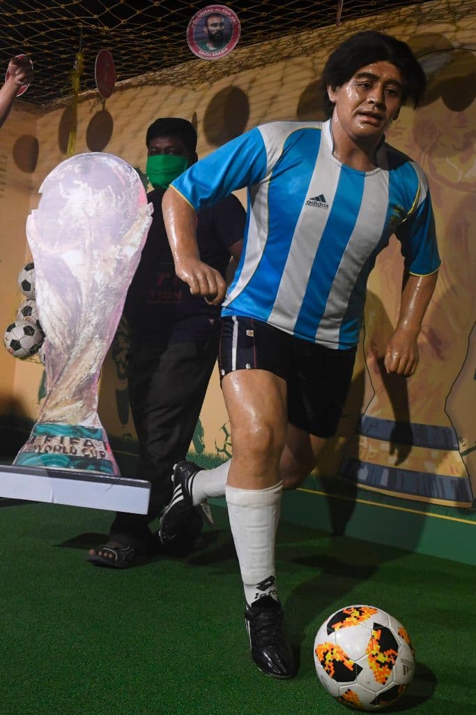El astro del fútbol argentino, 
<b>Diego Armando Maradono</b>, tiene una escultura en su honor en el Museo de Cera de Kolkata, India. Causó polémica debido a que algunos de sus seguidores se quejaron de su expresión porque parece que está sufriendo.