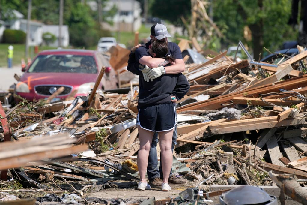 Confirman al menos cuatro muertos y unos 35 heridos por el devastador tornado que azotó Iowa el martes