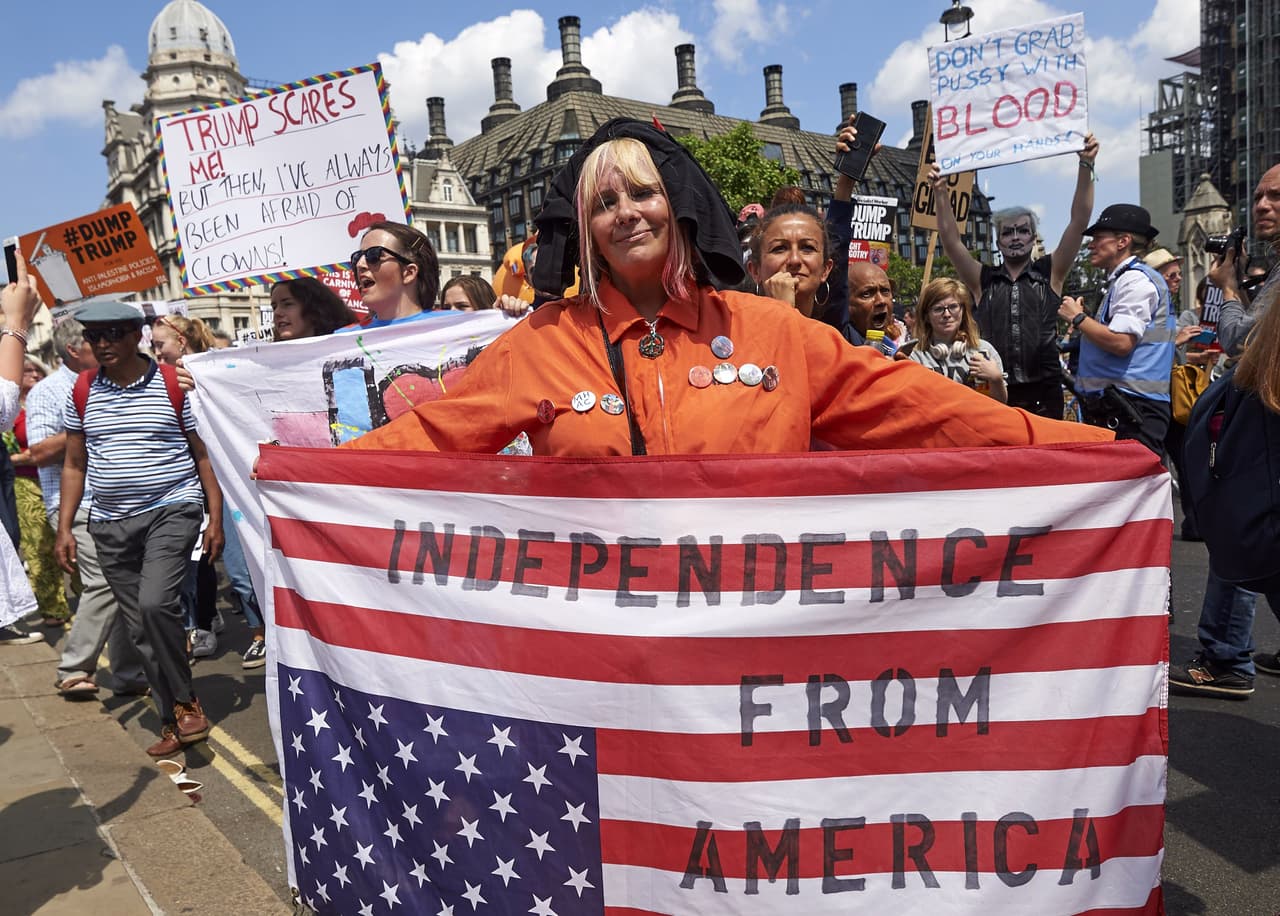 “Independencia de Estados Unidos”, se lee en inglés sobre una bandera. Más atrás otro cartel tiene escrito “Trump me asusta, es que siempre le he tenido miedo a los payasos”.