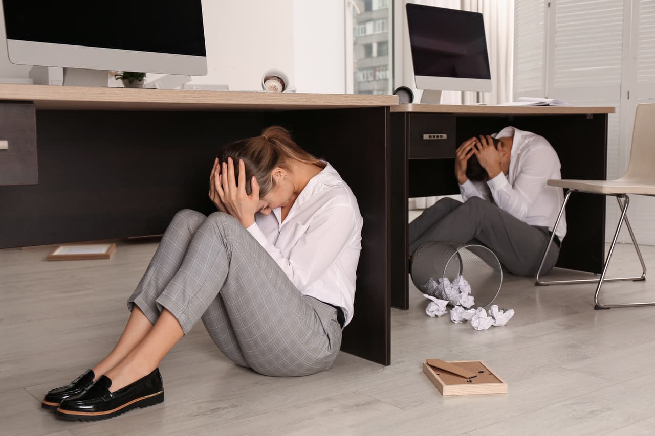 Si te has escondido debajo de una mesa, mantente alerta por si es necesario que te muevas para ponerte a salvo. Si no puedes moverte y estás sentado, inclínate hacia adelante y cúbrete la cabeza y el cuello con los brazos.
<br>