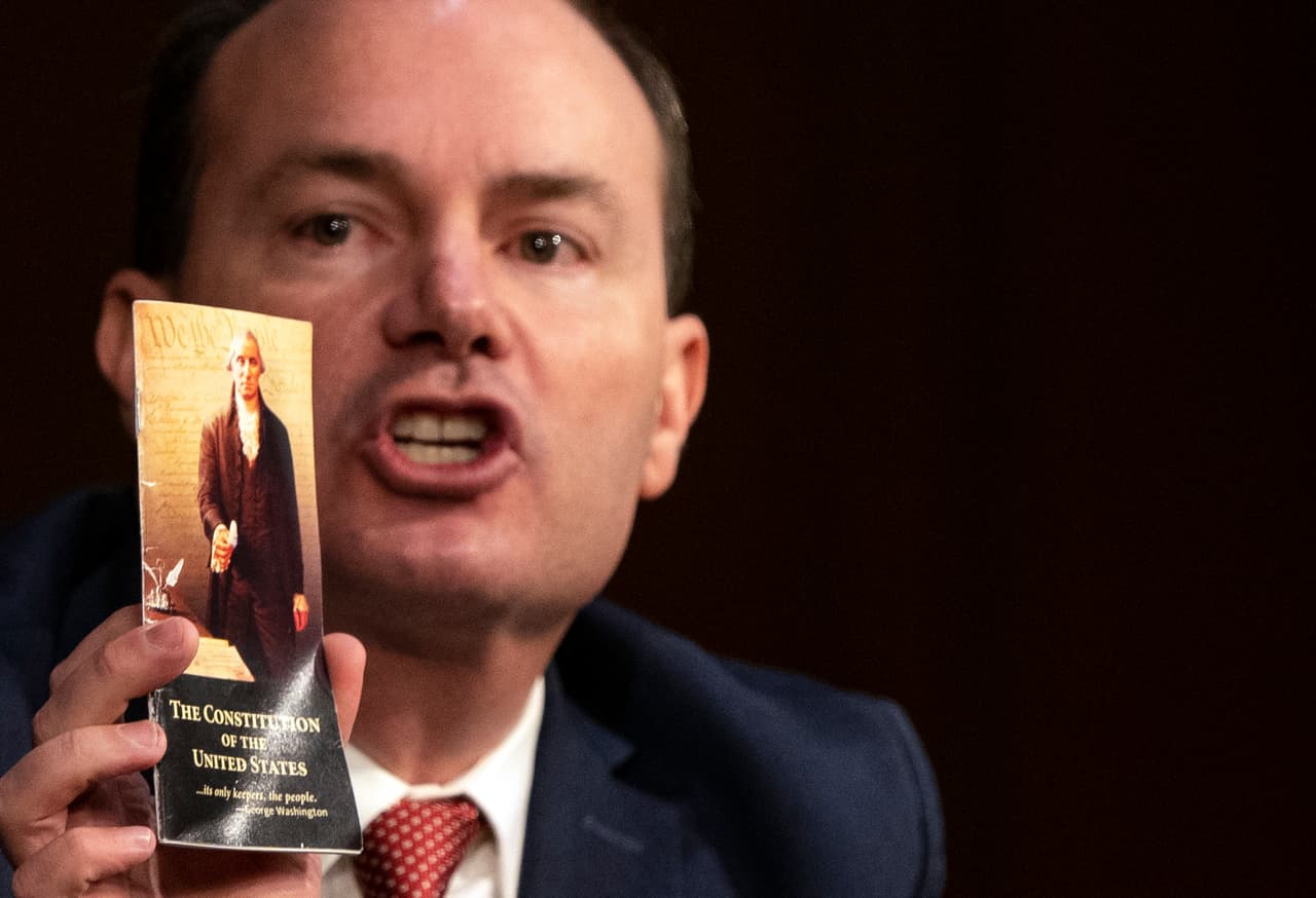 Pese a haber sido diagnosticado como positivo en la prueba de coronavirus hace pocos días, el senador republicano Mike Lee estuvo en la audiencia sin mascarilla, algo que fue criticado. Al hablar se opuso a sus colegas demócratas por formular argumentos políticos sobre la postulación de la Barrett para la Corte Suprema.