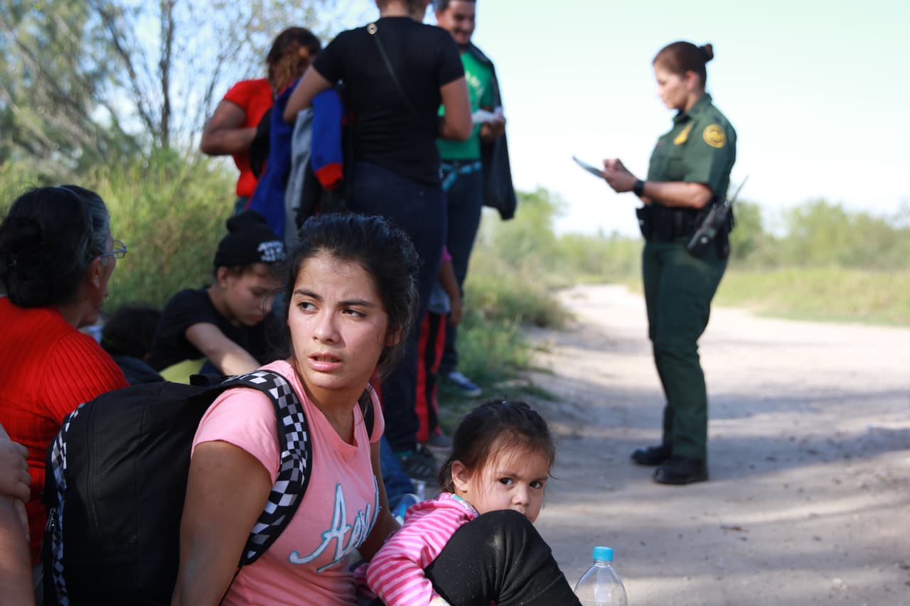 La mayoría cita la multiplicidad de crisis en sus países para justificar su partida hacia Estados Unidos. Vienen principalmente de El Salvador, Guatemala y Honduras. Algunos dicen que buscarán asilo, aunque muchos otros muestran mucha confusión sobre los procesos migratorios y sus próximos pasos en Estados Unidos.