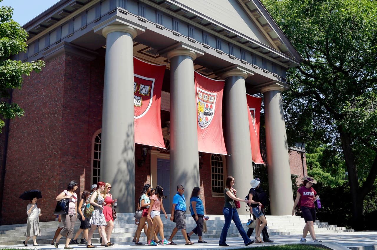 <b>2. <a href="https://www.usnews.com/best-colleges/harvard-university-2155">Universidad de Harvard</a></b>
<br>
<br>
<b>Ubicación: </b>Cambridge, Massachusetts
<br>
<b>Costo matrícula: </b>50,420dólares
<br>
<b>Costo hospedaje: </b>17,160 dólares
<br>
<b>Fecha límite de aplicación: </b>1 de enero
<br>
<b>Selectividad:</b> Extremadamente selectiva - 6%
<br>
<b>La media de salario un año después de la graduación: </b>66,500 dólares