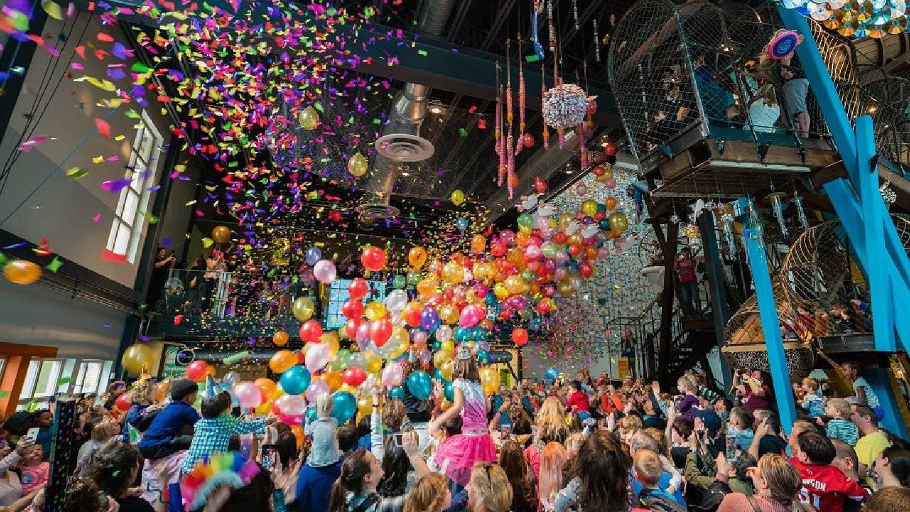<b>PHOENIX</b>
<br>Recibe el año nuevo en familia en el 
<b>Happy Noon Year Celebration</b> que se realizará en el Children's Museum of Phoenix el 31 de diciembre de 9:00 a.m. a mediodía, o de 1:00 p.m. a 4:00 p.m. Habrá música y actividades.
<br>Más información: 
<a href="https://childrensmuseumofphoenix.org/es/event/happy-noon-year-celebration/" target="_blank">childrensmuseumofphoenix.org</a>