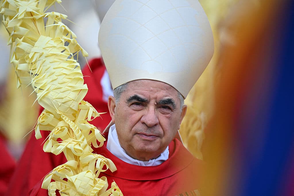 Giovanni Angelo Becciu en una procesión del 'Domingo de ramos' el 2 de abril de 2023 en la Plaza de San Pedro.