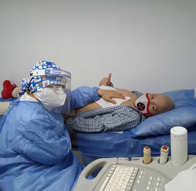 Adrián Abreu Mosquera es
<b> <a href="https://www.univision.com/temas/menores-de-edad">un niño</a> venezolano, de 12 años, al que se le diagnosticó Leucemia Linfoide </b>Aguda en agosto de 2019 y requiere de manera urgente un trasplante de médula ósea. El pequeño implora toda la ayuda posible para lograr ese cometido. “No es fácil llevar en un día, siete, 10 pinchadas en un brazo porque no te hallan las venas y estar yendo a cada rato a un hospital”, dice. 
<br>