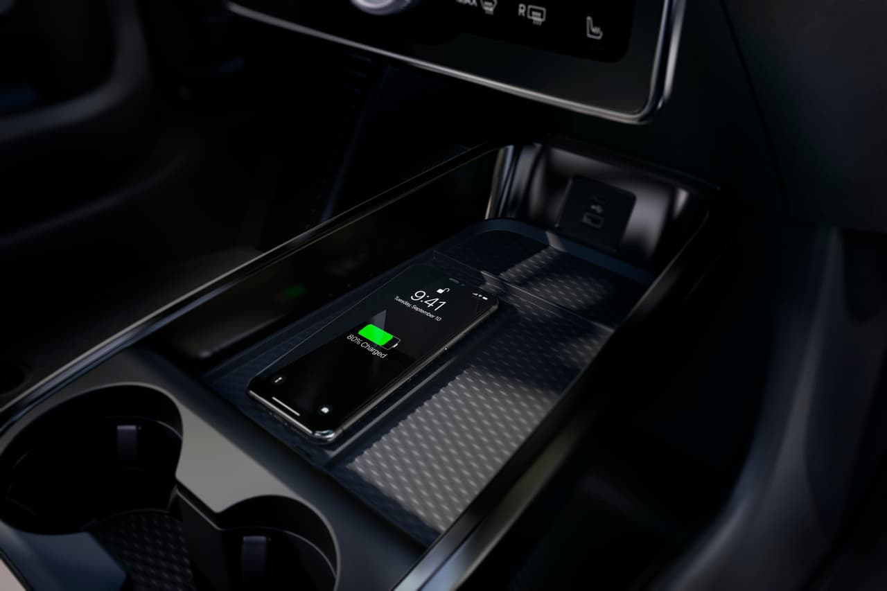 Para quienes prefieren conectar sus dispositivos de una manera más tradicional, el vehículo incluye puertos USB-A y USB-C tanto para los ocupantes delanteros, como para los traseros. 
<br>