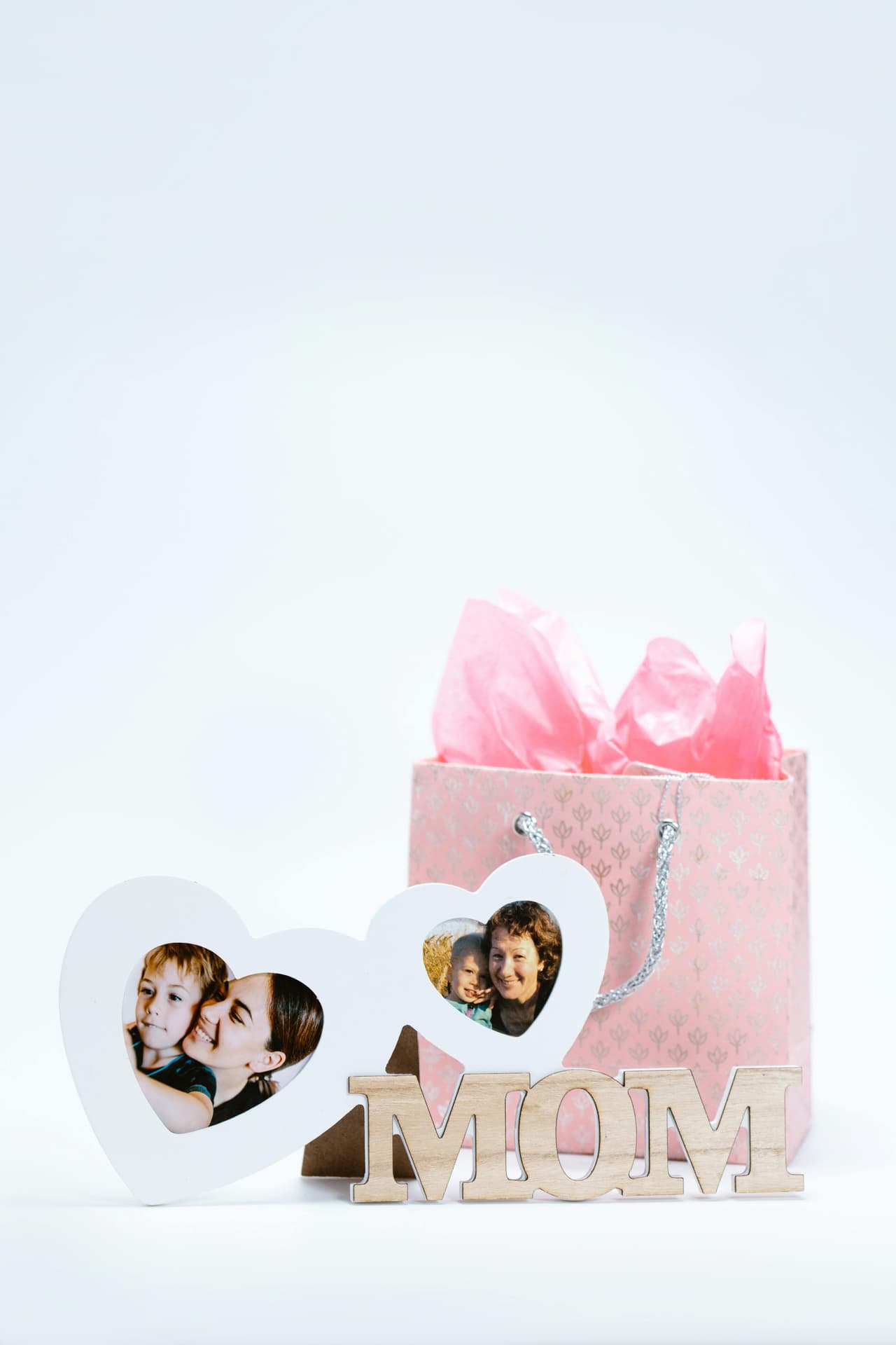 <b>Un artículo personalizado</b>. Si mamá es esencialmente sentimental, podrías desde ya enviar a crear un álbum de fotos personalizado, una taza, una prensa u otro artículo con imágenes de su historia y recuerdos únicos que de seguro le sacarán una lágrima de alegría.
