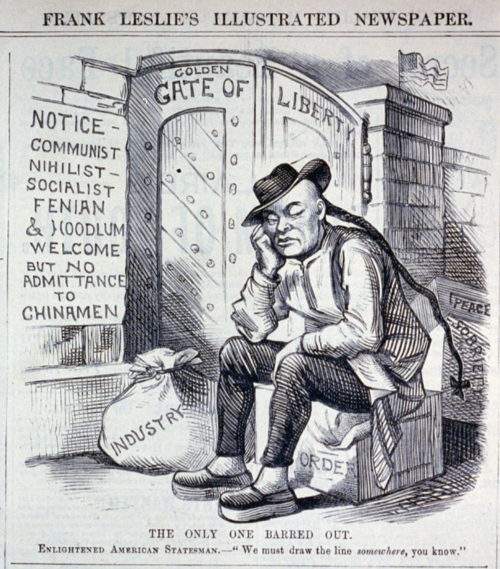 Esta ilustración refleja las consecuencias de la ley de exclusión china de 1882, que prohibió la entrada de ciudadanos chinos y se convirtió en la primera medida que restringía la inmigración de un grupo por razón de su etnia u origen nacional. En ella, un trabajador chino se ha encontrado con las puertas de Estados Unidos cerradas. Lleva un peculiar equipaje: 
<b>la industria, el orden, la paz y la sobriedad, atributos que lo acompañan</b>, pero que no le garantizarán la entrada a través de la "puerta dorada de la libertad".