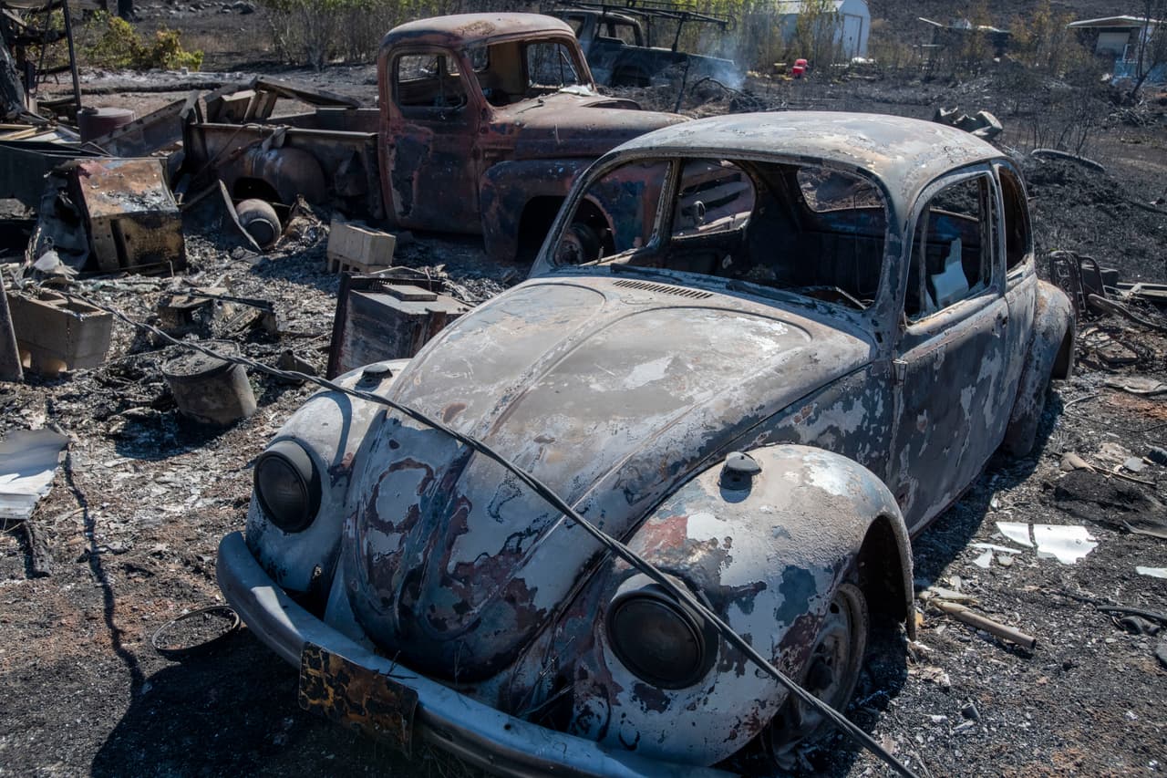 Otra imagen de los autos destrozados por los incendios en la Costa Oeste. Un incendio de Okanogan, Washington, mató a un niño de un año y dejó con heridas graves a sus padres.