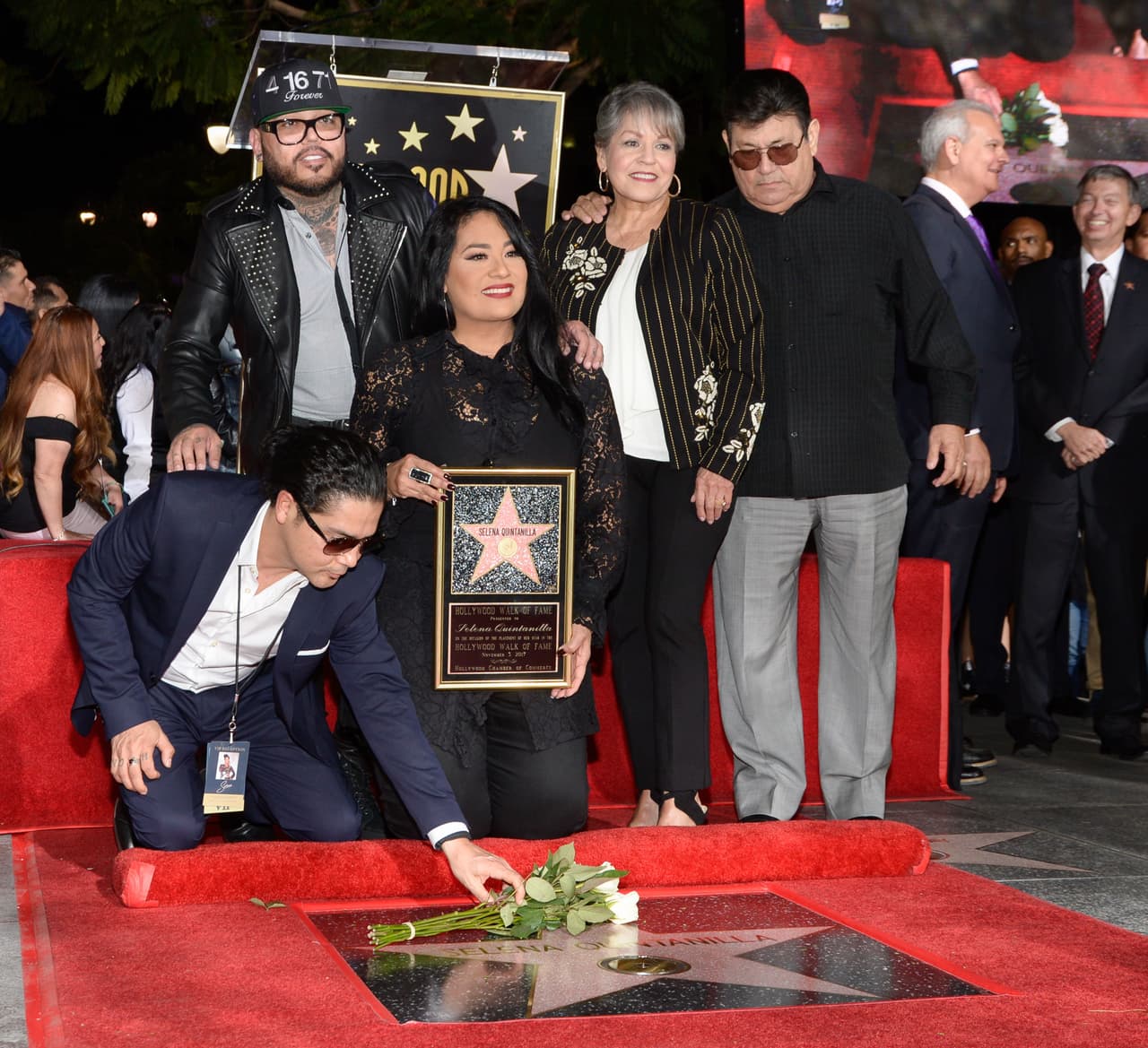 Uno de los momentos más emotivos de la ceremonia fue cuando la familia estaba posando al lado de la estrella de Selena sin Chris Pérez, y fue por los seguidores -quienes lo aclamaban- que el músico se acercó con un ramo de rosas blancas.