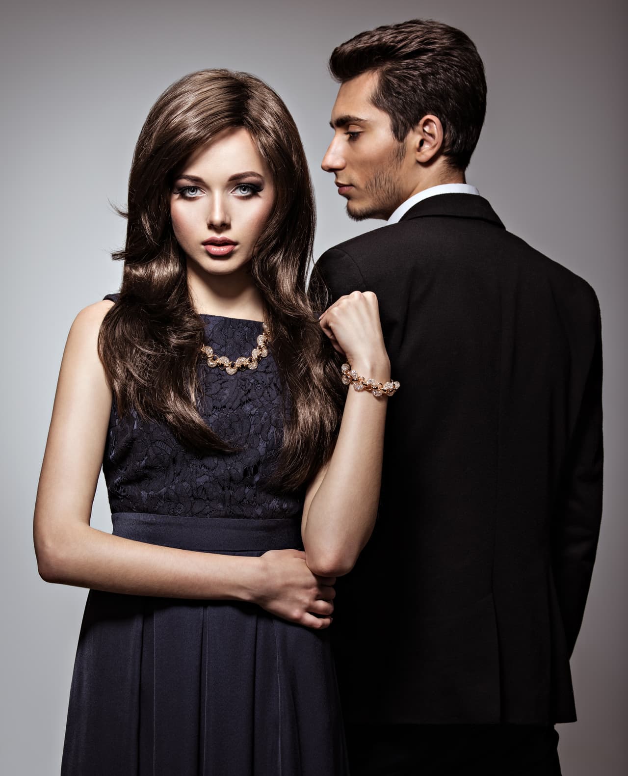 Se sienten cautivados cuando la misma es organizada, elegante, pero modesta y no aparatosa, no le gustan aquellos que llaman la atención constantemente hablando alto, gesticulando o usando ropas estrafalarias. Suelen mantener una relación seria, pero muy exigente.
