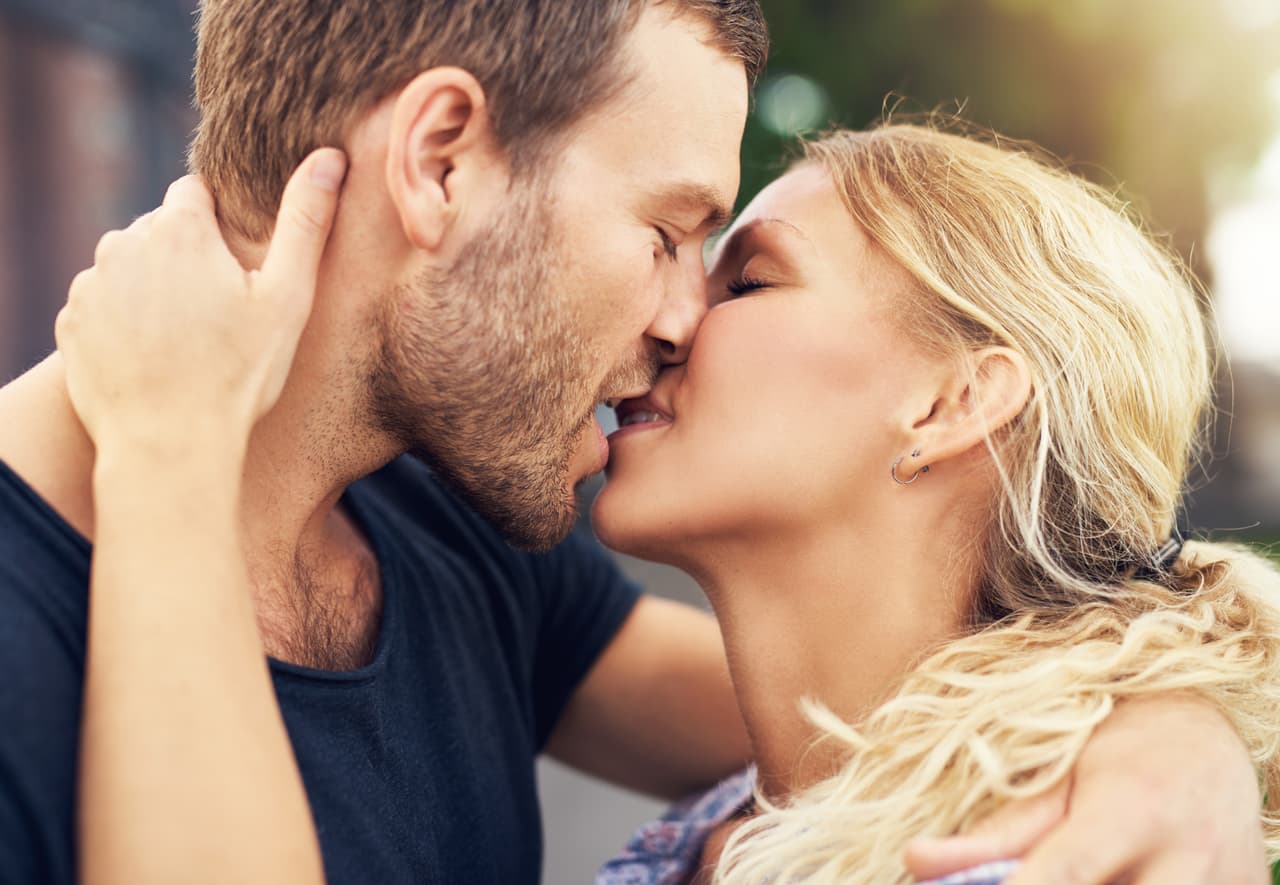 Se enamoran fácilmente del interior de los demás. Claro, el aspecto físico es importante, pero si no está bien acoplado con su mundo interno les pierden interés enseguida. A veces suelen adornar a quien les atrae con cualidades que no existen, y luego viene la desilusión.