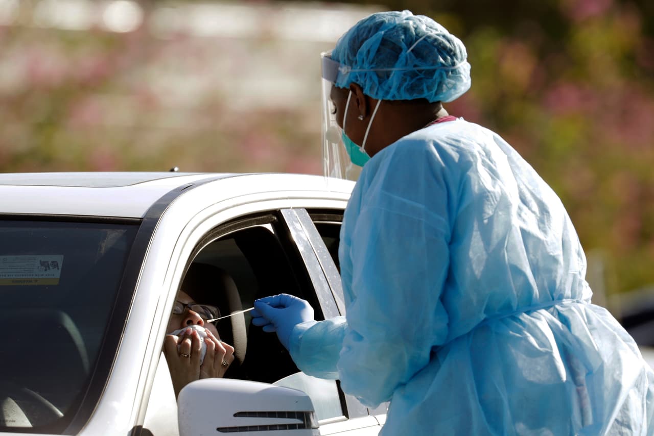 <b>Pruebas rápidas al sur de Florida. </b>Un punto de pruebas en el auto instalado por la Comunidad de Salud del Sur de Florida en Miami, el 18 de marzo. El gobernador de ese estado, Ron DeSantis, anunció restricciones para evitar la propagación del coronavirus, cerrando las playas y los negocios no esenciales.