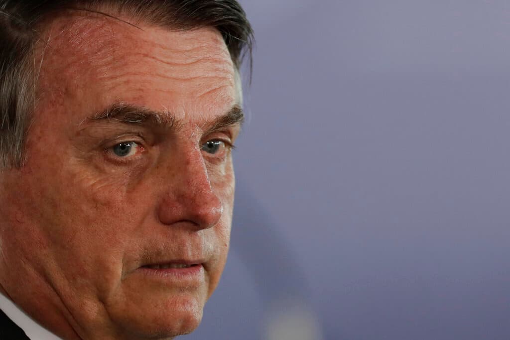 El presidente 
<b>Bolsonaro</b> afirmó que 
<a href="https://www.univision.com/noticias/sin-mostrar-pruebas-bolsonaro-sugiere-que-las-ong-pudieron-provocar-los-incendios-en-el-amazonas-video">organizaciones no gubernamentales podrían estar detrás de los graves incendios en el Amazonas</a> para perjudicar la imagen de su gobierno. Aunque no ofreció ninguna evidencia, el presidente dijo que se debe a los recortes de fondos para las ONG.