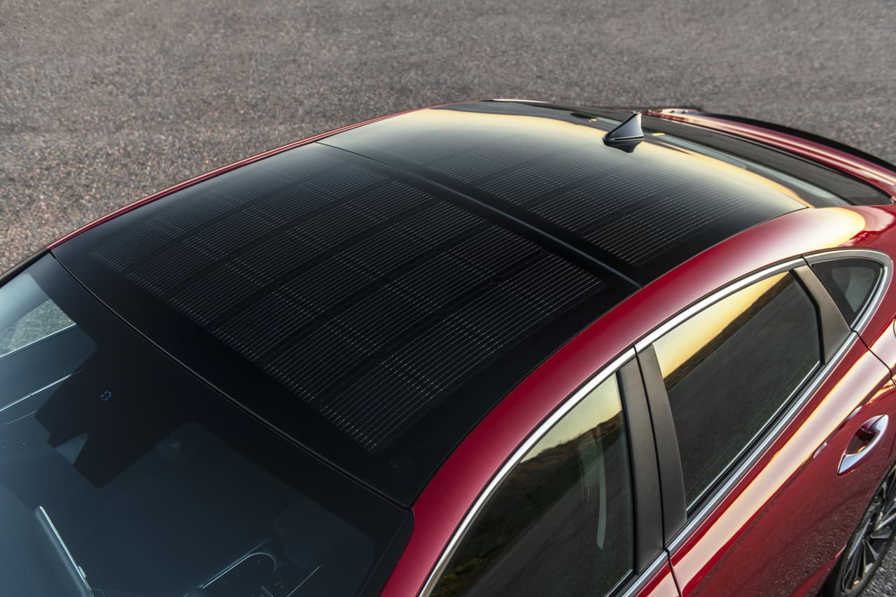 A diferencia de otros techos solares ofrecidos en el Nissan Leaf y el Toyota Prius Plug-In, éste del Sonata carga la batería híbrida, no sólo la batería convencional de 12 voltios, con una potencia de hasta 205 vatios.