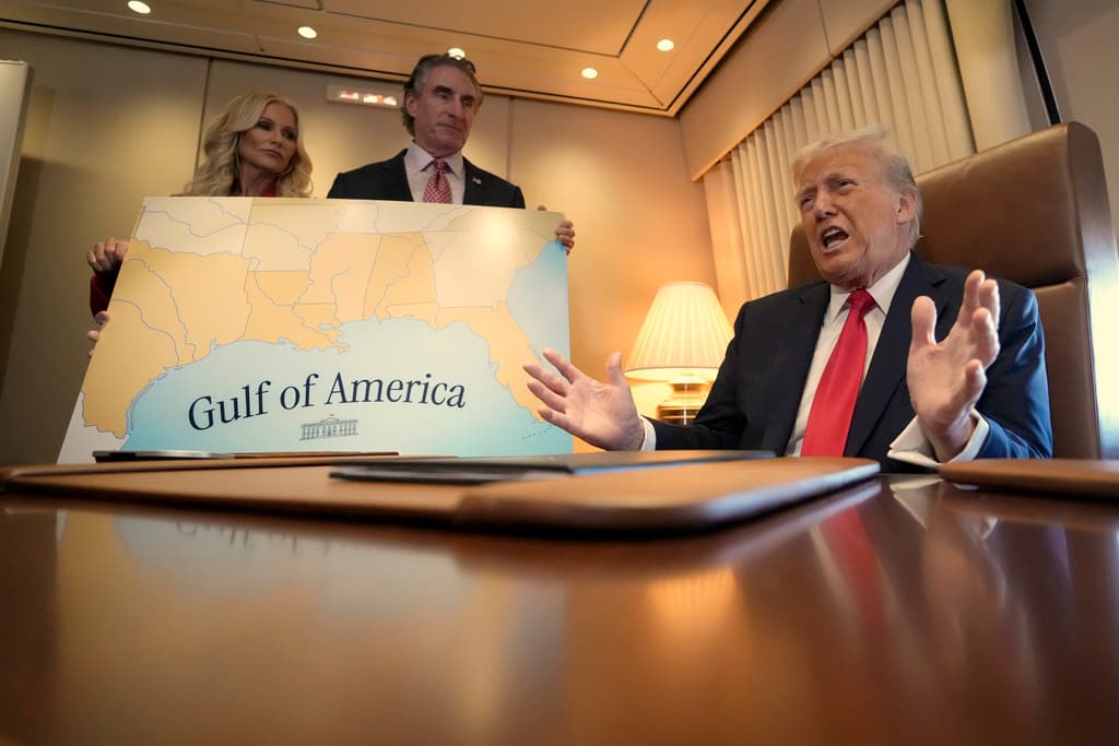 <h3 class="cms-H3-H3">Del golfo de México al golfo de EEUU</h3>
<br>
<br>Lo había dicho en su discurso de toma de posesión y el 9 de febrero, el presidente Trump firmó la proclama del 'Día del Golfo de EEUU', cambiándole (para efectos de los estadounidenses) el nombre del cuerpo de agua con el que bordea el sur del país, desde Florida hasta Texas.