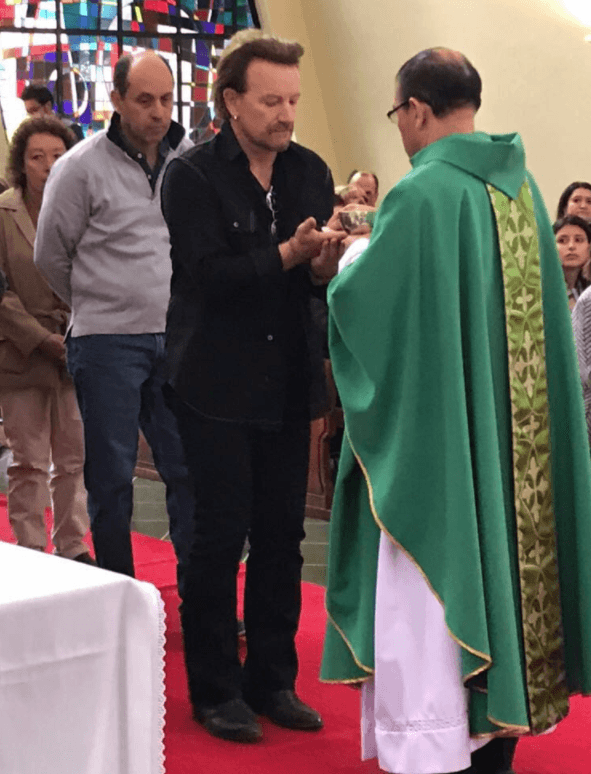 <b>Siguiente parada: </b>Colombia. ¿Acto para congraciarse? Bono comulgó en el Gimnasio Moderno en Bogotá. Llegó calladito y se fue calladito.