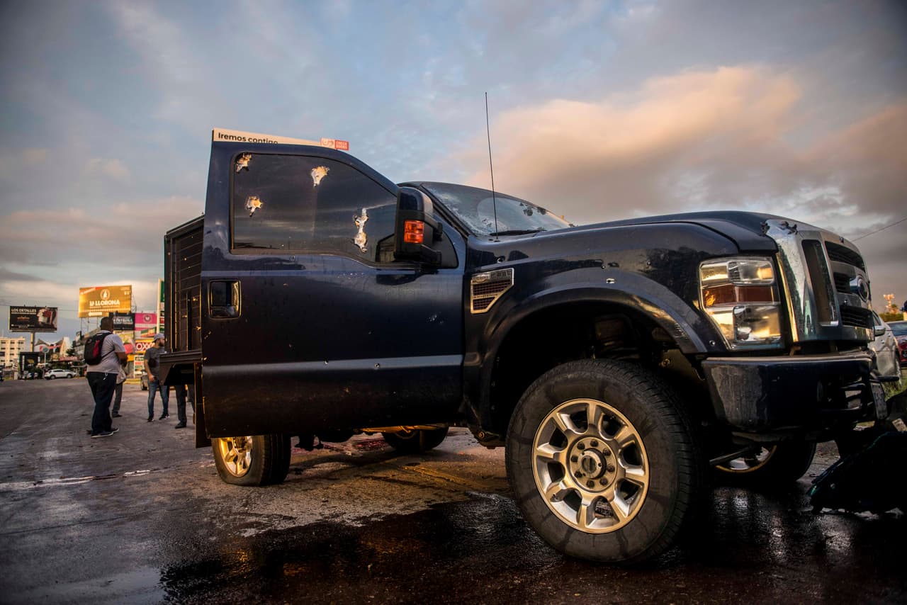 La captura de 
<b><a href="https://www.univision.com/noticias/narcotrafico/quien-es-ovidio-guzman-el-hijo-de-el-chapo-que-fue-arrestado-en-mexico-y-ahora-podria-ser-extraditado-a-eeuu">Ovidio Guzmán López</a></b>, un hijo de Joaquín 
<b><a href="https://www.univision.com/temas/el-chapo">'El Chapo'</a></b> Guzmán desató un feroz enfrentamiento a tiros en Sinaloa. Ovidio y su hermano Alfredo, habrían asumido el liderazgo de una parte del 
<b><a href="https://www.univision.com/temas/cartel-de-sinaloa">cártel de Sinaloa</a></b>, desde la extradición de su padre a Estados Unidos en enero de 2017, donde ha sido sentenciado a prisión de por vida.