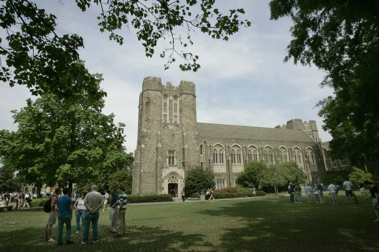 <b>8.</b> 
<b><a href="https://www.usnews.com/best-colleges/duke-university-2920">Universidad de Duke</a></b>
<br>
<br>
<b>Ubicación: </b>Durham, Carolina del Norte
<br>
<b>Costo matrícula: </b>55,960 dólares
<br>
<b>Costo hospedaje: </b>15,944 dólares
<br>
<b>Fecha límite de aplicación: </b>3 de enero
<br>
<b>Selectividad:</b> Muy selectiva - 10%
<br>
<b>La media de salario un año después de la graduación:</b> 66,200 dólares