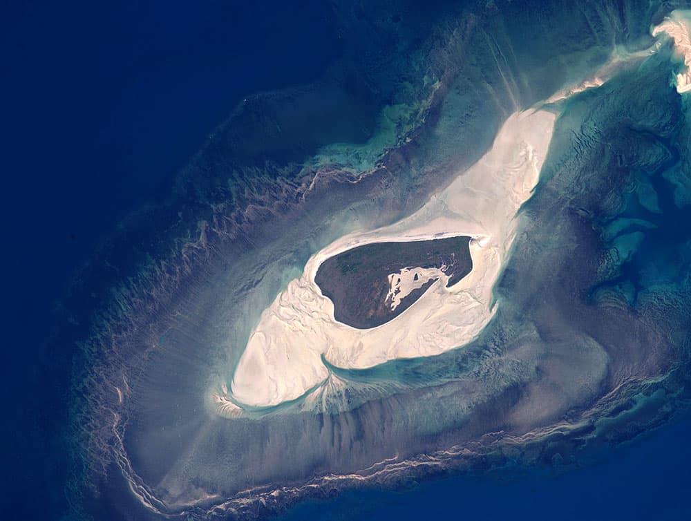 Cape Cod es una de las llamadas 'islas barrera' más grandes del mundo. Es una península en el extremo oriental del estado de Massachusetts, en el noreste de Estados Unidos y allí protege ciudades como Provincetown y sus instalaciones portuarias (centro de imágenes) de las olas de tormenta que vienen del Océano Atlántico.