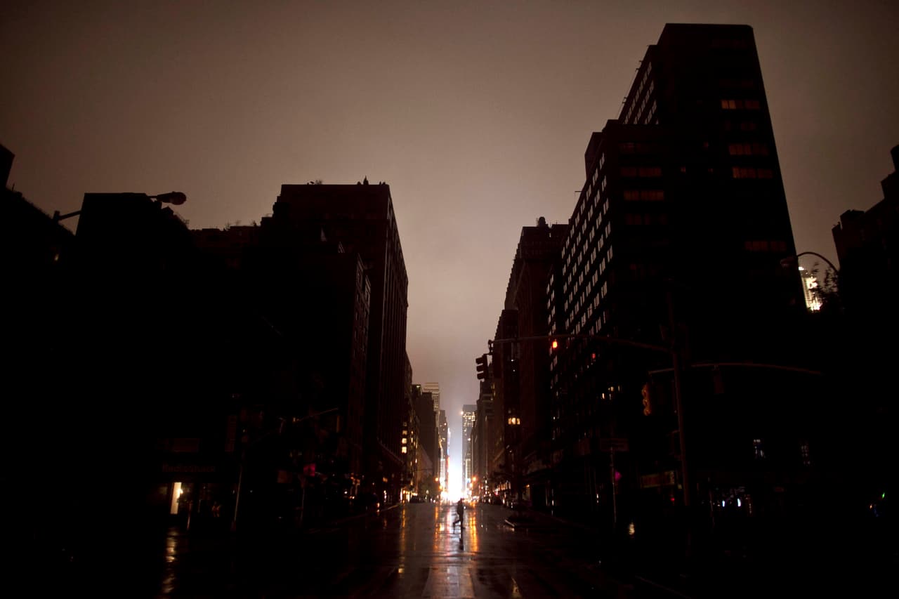 Con Edison ha anunciado que podrían darse casos de apagones en la ciudad de Nueva York, ya que durante los períodos de uso intenso de electricidad, como en los días calurosos y húmedos, son frecuentes las caídas de tensión y otras interrupciones eléctricas. En 
<a href="https://apps.coned.com/stormcenter/external/default.html" target="_blank">este mapa interactivo de Con Edison</a>, podrás ver en qué áreas de la ciudad están ocurriendo apagones, así como su alcance. Recuerda tener al alcance una linterna en caso de que suceda algún apagón.