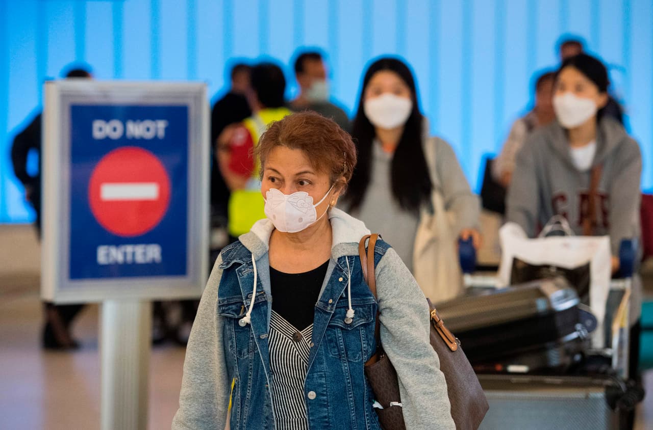Además, los 
<a href="https://www.cdc.gov/coronavirus/2019-ncov/about/prevention-treatment.html" target="_blank">CDC</a> no recomiendan que las personas que están aliviadas “usen una máscara facial para protegerse de las enfermedades respiratorias, incluido COVID-19”.