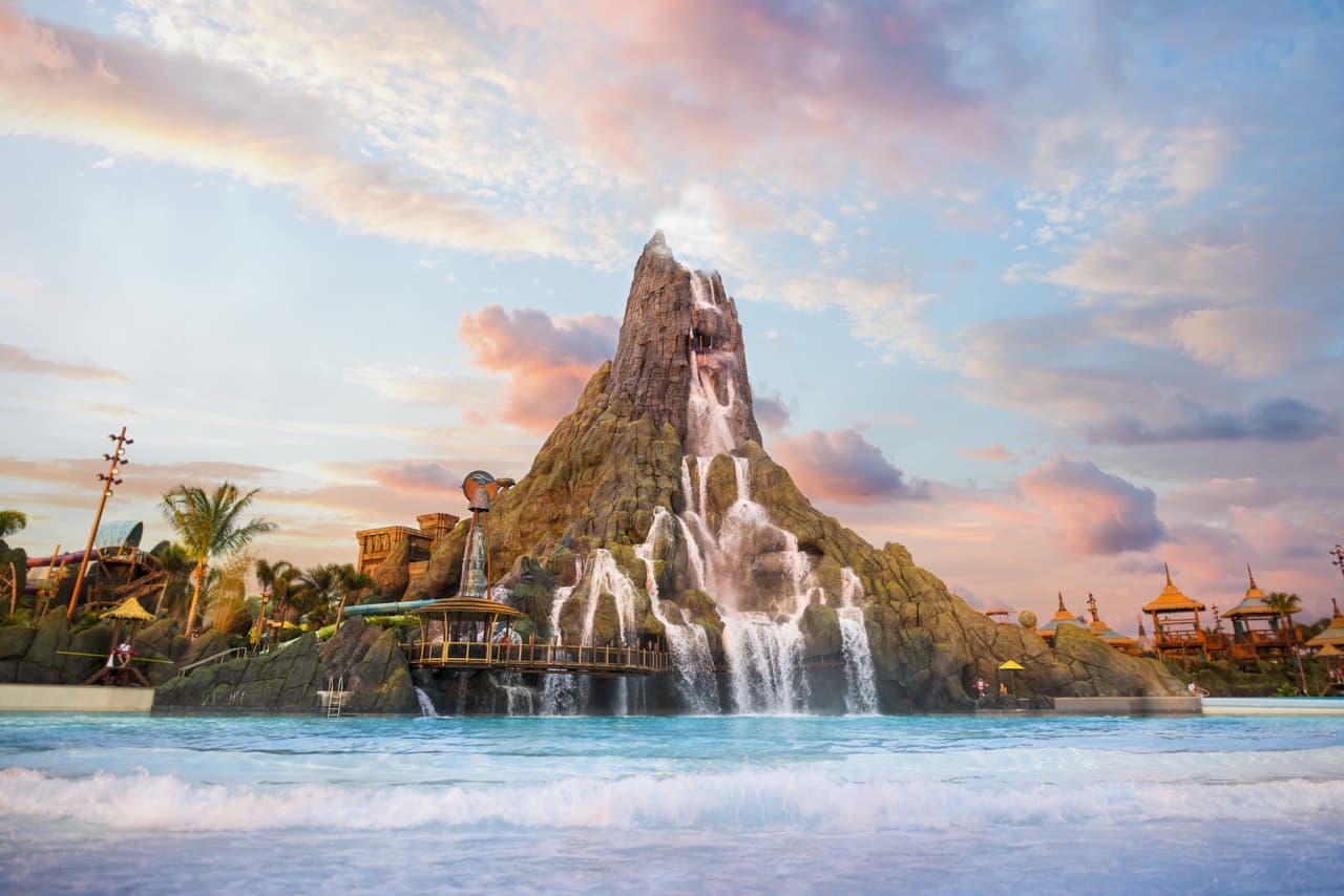 Los asistentes podrán disfrutar de acceso exclusivo a atracciones como el Krakatau Aqua Coaster, experimentando la emoción nocturna del parque con tiempos de espera más cortos.