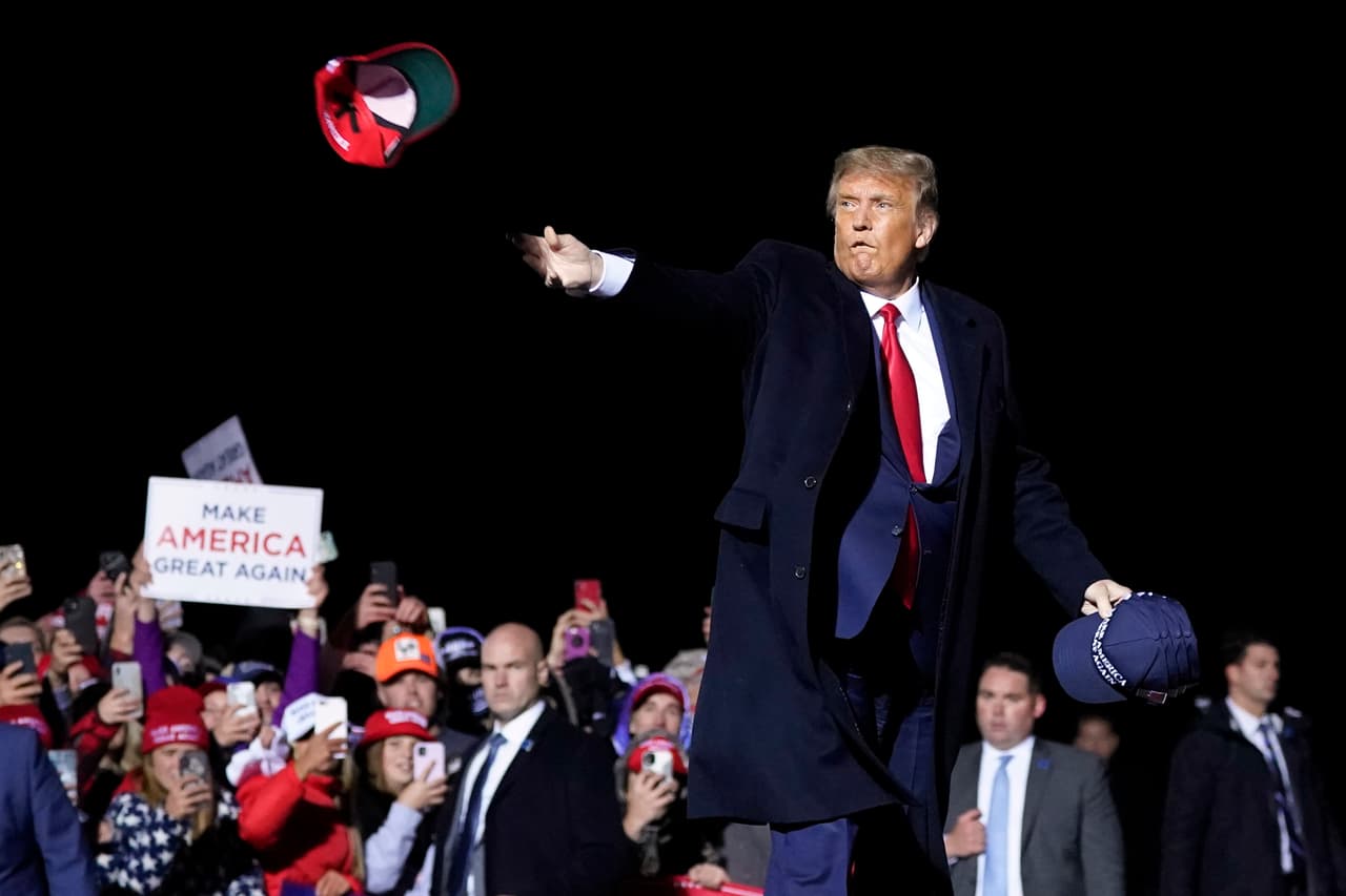<b>30 de septiembre.</b> El presidente en un evento de campaña en Duluth, Minnesota. Allí lanzó gorras a sus seguidores.