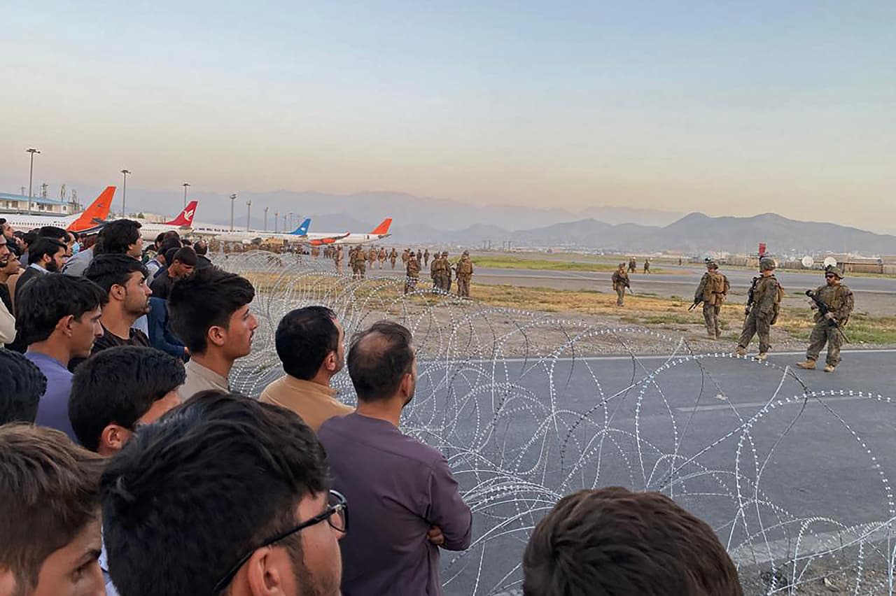 La embajada estadounidense reiteró hoy su alerta para las personas que esperan ser repatriadas, para que no se acerquen al aeropuerto debido a la frágil seguridad de la zona.