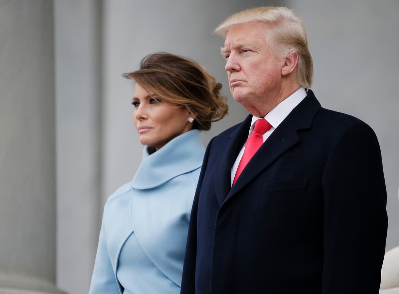 El matrimonio Trump pasa revista a las tropas.