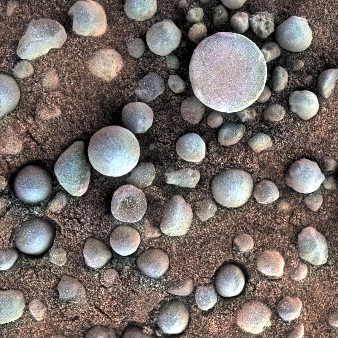 Estas esferas de una pulgada de ancho en la superficie marciana están cerca del cráter Fram, visitado por el rover 
<a href="https://mars.nasa.gov/mars-exploration/missions/mars-exploration-rovers/"><u>Opportunity</u></a> de la NASA en abril de 2004. Perseverance es una de las tres naves terrestres que llegaron a Marte en 2021. El orbitador Hope de los Emiratos Árabes Unidos llegó el 9 de febrero y 
<a href="https://solarsystem.nasa.gov/planets/mars/overview/"><u>la misión Tianwen-1 de China llegó el 10 de febrero</u></a>. La misión china incluye un orbitador, un módulo de aterrizaje y un rover.