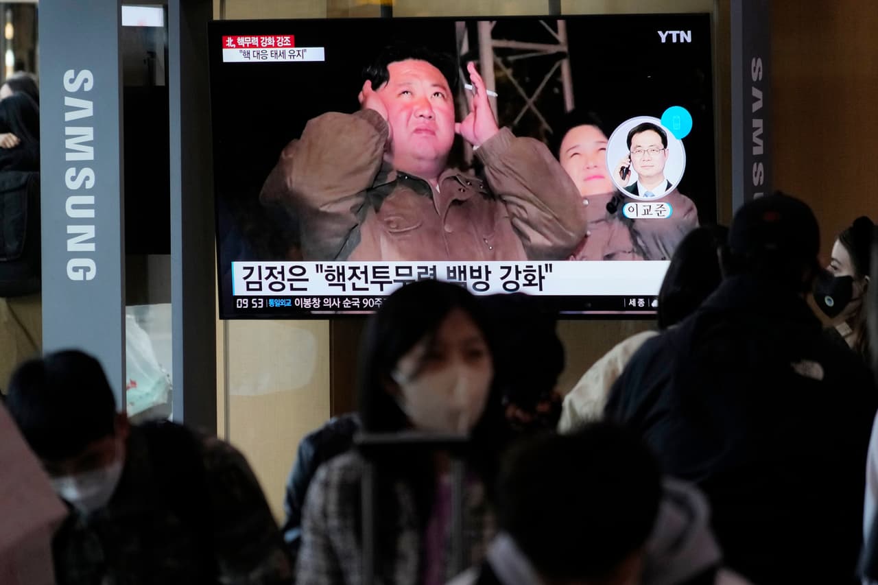 Ri Sol-ju, esposa de Kim Jong-un, aparece por primera vez junto a su marido en los ejercicios armamentísticos de Corea del Norte.