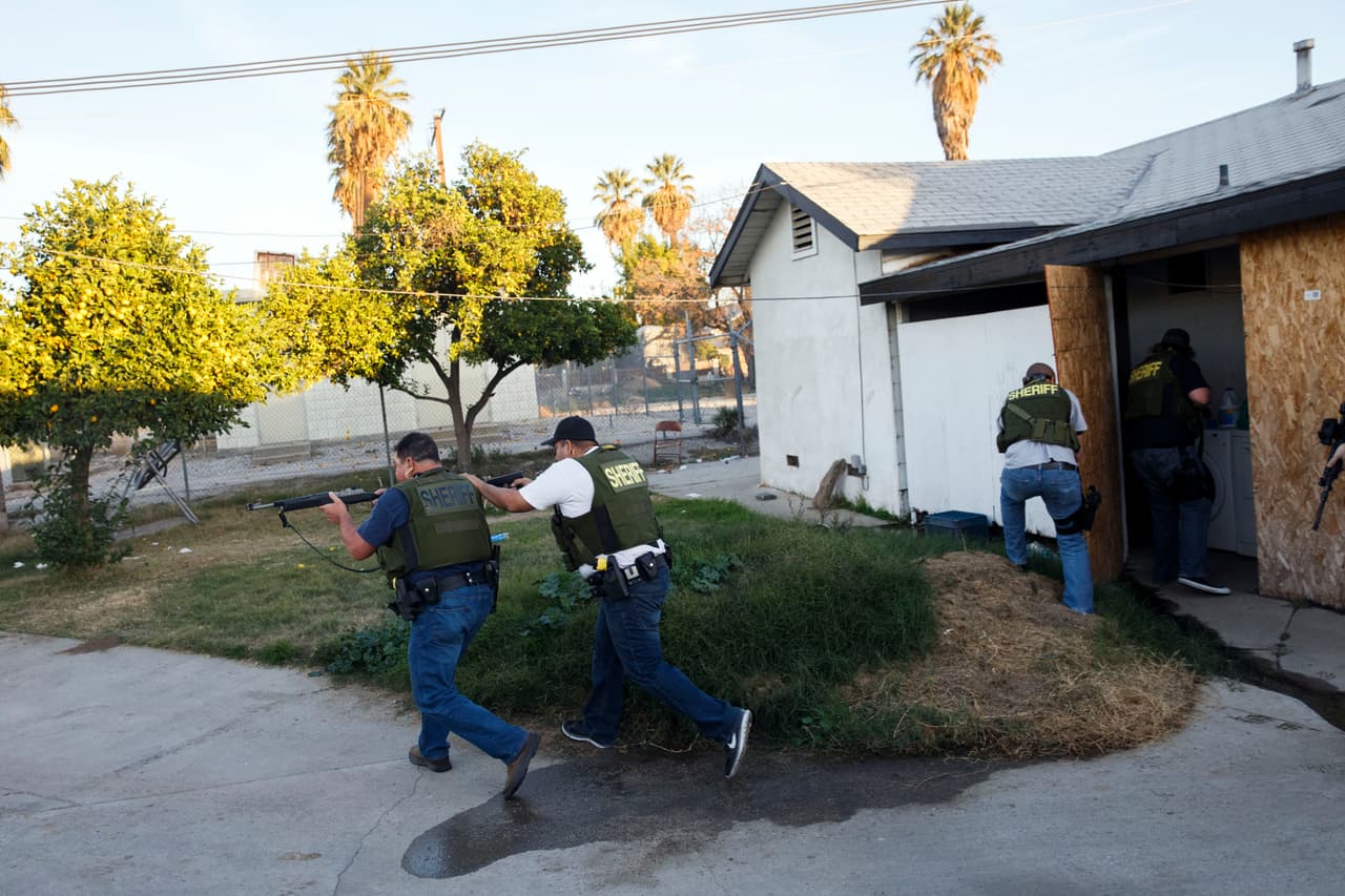 Poco después de las 3 de la tarde (hora local), las autoridades recibieron una pista que ubicaba el vehículo de los sospechosos en la ciudad de Redlands, California. Patrullas fueron movilizadas al lugar y los presuntos atacantes se dieron a fuga, dando inicio a una persecución que duró casi media hora culminó sobre el bulevar San Bernardino.