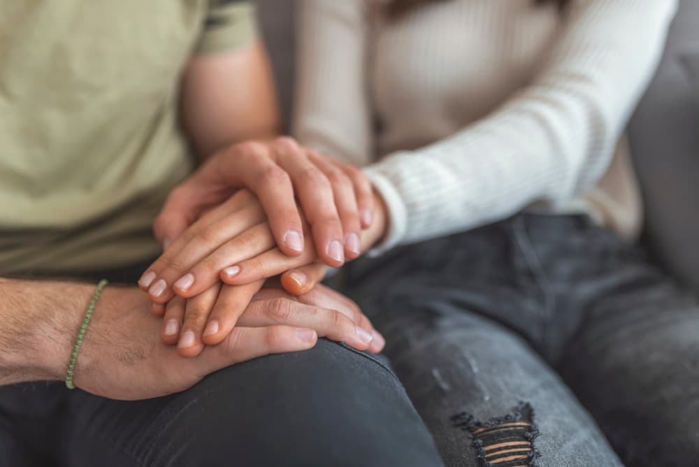 Esto no significa que no te importe, al contrario, da lo mejor que ti, en su momento, pero en casa y cuando estés junto a esa persona nada de tristezas ni comentarios tristes sino todo lo contrario, no alejes de ti la felicidad.