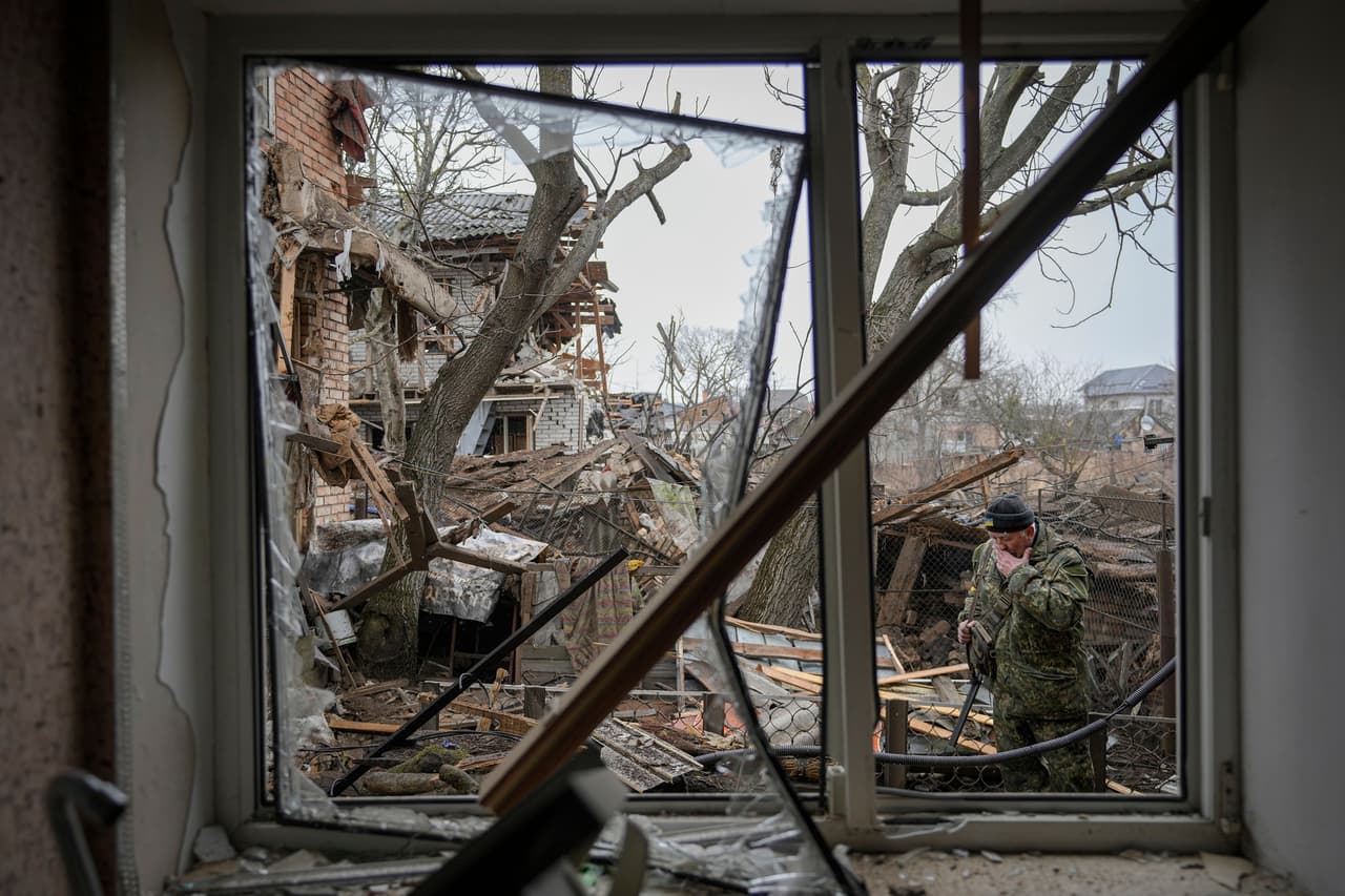 Un miembro de la defensa territorial ucraniana en el patio trasero de una casa que resultó dañada por un ataque aéreo ruso en Gorenka, a las afueras de Kiev, el 2 de marzo.