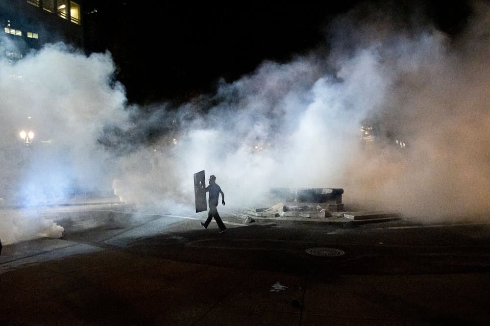 Un prominente republicano, el senador Rand Paul, de Kentucky, criticó el uso de agentes federales para reprimir manifestaciones. "No podemos renunciar a la libertad por la seguridad. La policía local puede y debe manejar estas situaciones en nuestras ciudades, pero no hay lugar para que las tropas federales o agentes federales no identificados acorralen a la gente a su antojo", 
<a href="https://twitter.com/RandPaul/status/1285270380127629315?s=20" target="_blank">escribió Paul en un tuit</a> el lunes.
<br>