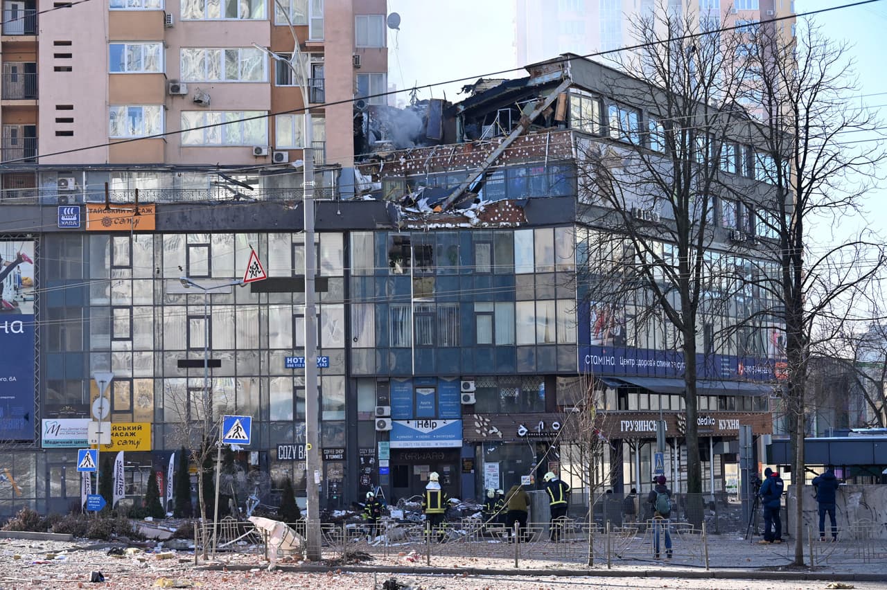 Daños en edificios en Kiev por parte de aviones militares rusos. El ejército ucraniano afirma haber repelido un ataque de las fuerzas rusas en una base militar ubicada en una avenida principal de la capital ucraniana
<b>.</b>