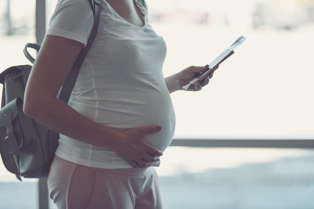 Nueva norma restringe el ingreso a EEUU de mujeres embarazadas: explicamos su impacto