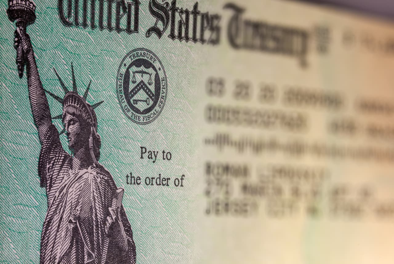 Aunque los pagos de $1,400 ya fueron emitidos a algunas personas, existen 
<b><a href="https://www.univision.com/local/los-angeles-kmex/estos-6-datos-te-explican-por-que-aun-no-has-recibido-el-estimulo-economico-por-el-coronavirus-fotos">algunas razones que pueden detener o atrasar </a></b>e l tuyo. Revisa estas y haz los cambios necesarios para recibir tu pago del estímulo económico.