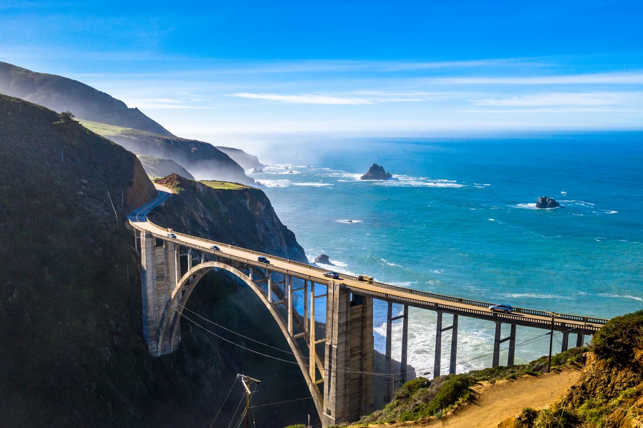 <b>Pacific Coast Highway</b> 
<br>Comenzamos nuestro recorrido en las costas de California. La hermosa c
<a href="https://www.univision.com/local/los-angeles-kmex/carreteras-viajes-coronavirus-fotos">arretera</a> ya está abierta y la puedes recorrer disfrutando de la extensa y hermosa costa del Pacífico.
<br>
<br>Esta imagen de archivo muestra la ruta de la famosa sección Big Sur, el icónico puente Golden Gate y kilómetros de costa.