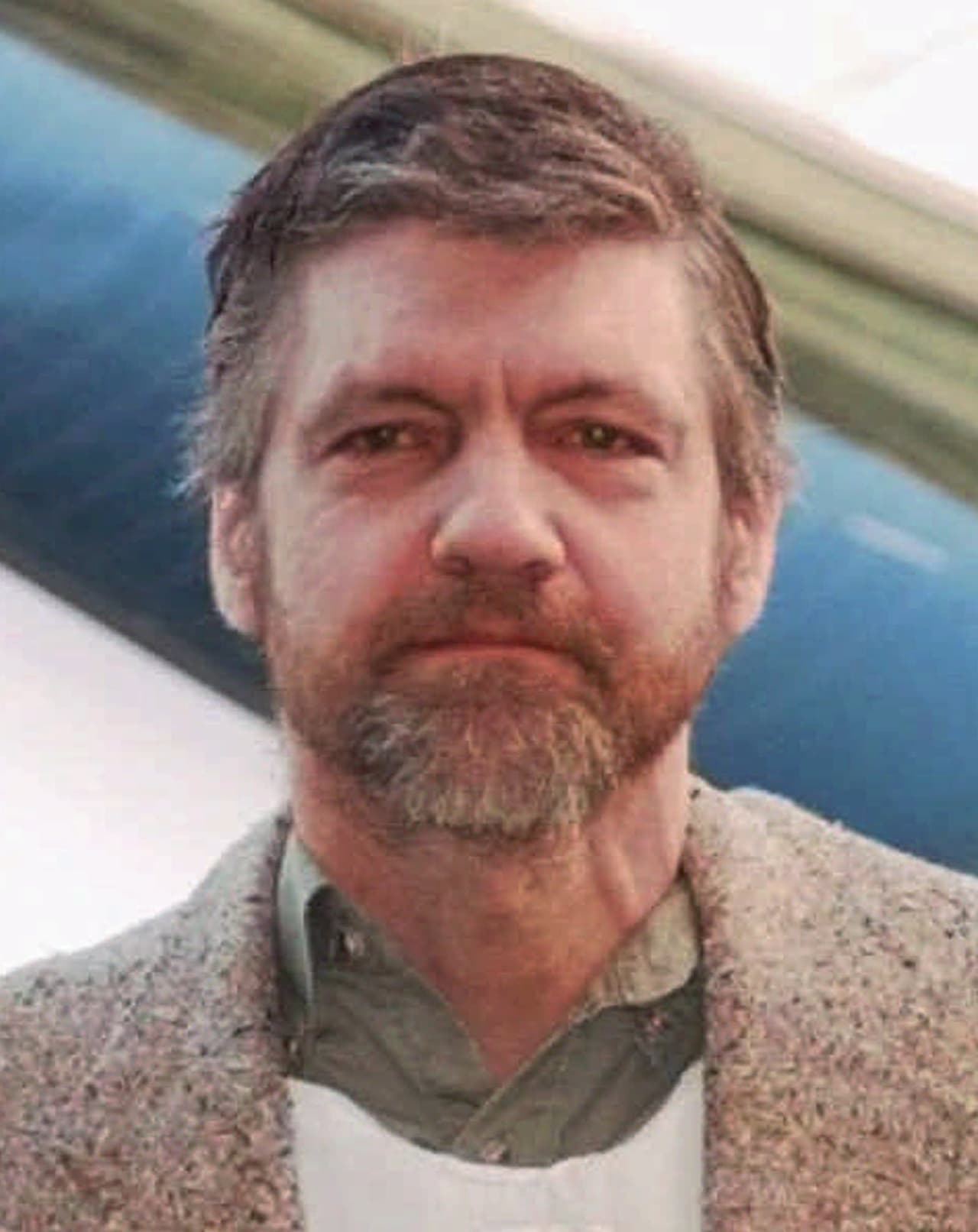En 1995, Kaczynski envió al periódico The New York Times una carta en el que hacía públicas sus quejas hacia las nuevas tecnologías y había pedido la publicación de un artículo largo a cambio de no enviar más bombas. Después de la publicación del documento, el hermano de Kaczynski reconoció el estilo de escritura e ideas expresadas en el manifiesto y se lo hizo saber al FBI. La imagen es del Unabomber, luego de ser arrestado.
