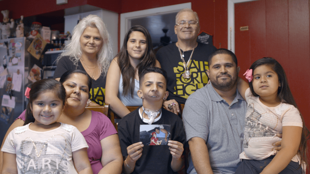 Isaiah
<b> </b>Acosta decidió compartir su historia acompañado de su familia
