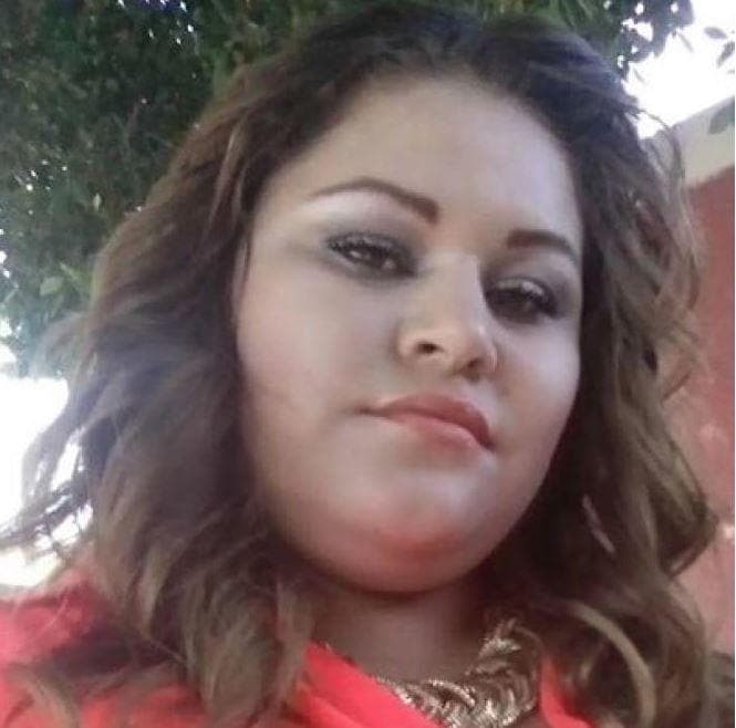 <h3 class="cms-H3-H3">Erika Perla Álvarez Ayala</h3>
<br>
<br>Con 29 años, esta mujer está acusada de 
<b><a href="https://www.dea.gov/fugitives/erika-perla-alvarez-ayala" target="_blank">conspirar para distribuir sustancias controladas. </a></b>
<br>
<br>La agencia asegura que desconoce el último domicilio que ocupó Álvarez y le pide a la ciudadanía que no intente aprehenderla sin ayuda 
<b>porque la considera peligrosa y podría estar armada. </b>
<br>